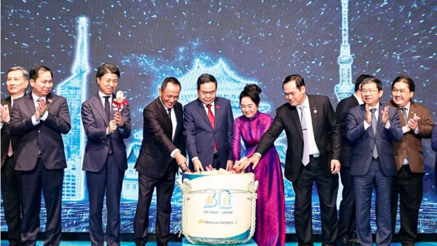 Top Vietnamese legislator attends 30-year celebration of Vietnam-Japan direct air route